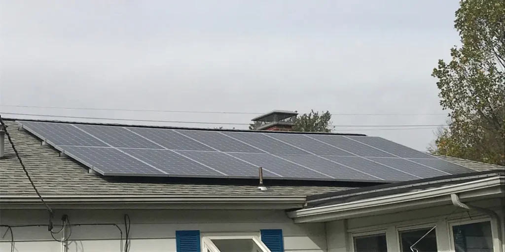 5.7 kW (DC) Residential Roof-Mounted Solar Array in Belleville, IL